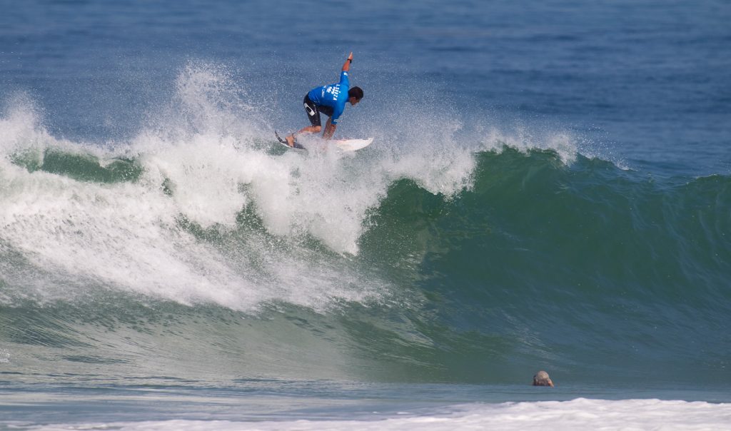 O famigerado floater, durante o Billabong Rio Pro 2011, na Barra da Tijuca (RJ). Foto: © ASP / Kirstin.