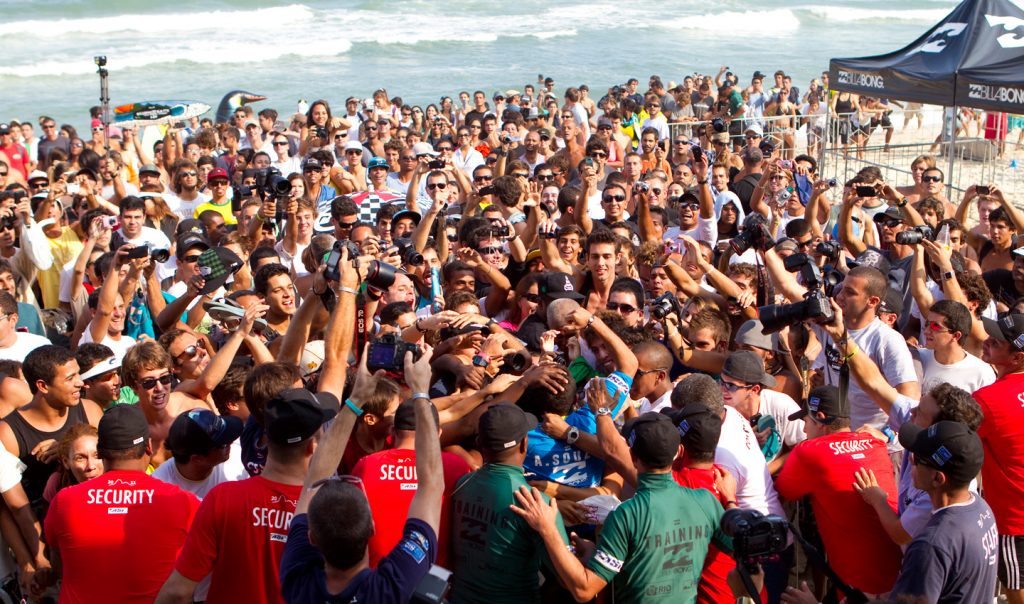 Mineirinho finalmente cai nos braços da torcida em território nacional, no histórico dia em que a liderança da elite esteve pela primeira vez nas mãos de um brasileiro, após a vitória em 2011 na Barra da Tijuca (RJ). Foto: © ASP / Kirstin.