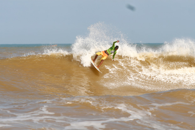 Feras do surf disputam título nas ondas do Solemar em Jacaraípe