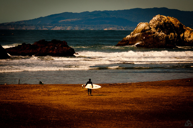 Surfista levou pescador para a areia.