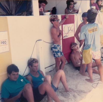 Foto rara de Fabinho (em pé): OP Pro 1987, praia da Joaquina, Florianópolis (SC).