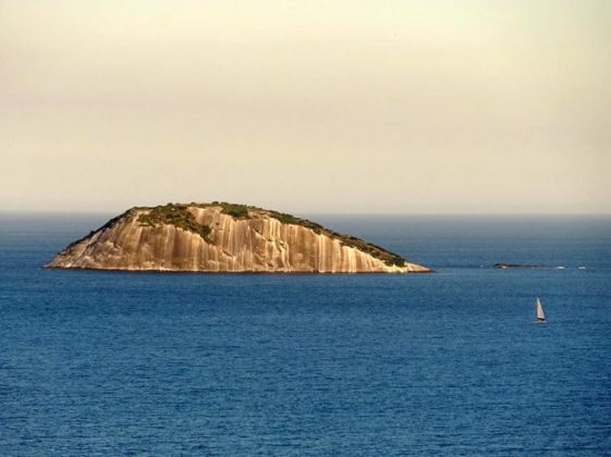 Ilha Cagarra e um barco . Foto: Arquivo Pessoal Tulio Brandão.