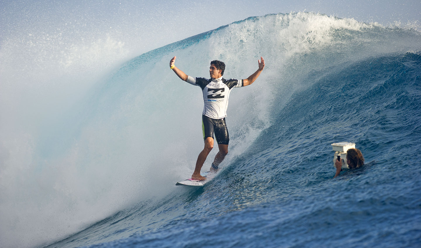 Gabriel Medina celebra um dos seus muitos canudos em Teahupoo.