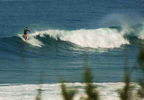 Chloé Calmon se diverte em casa, na praia da Macumba.