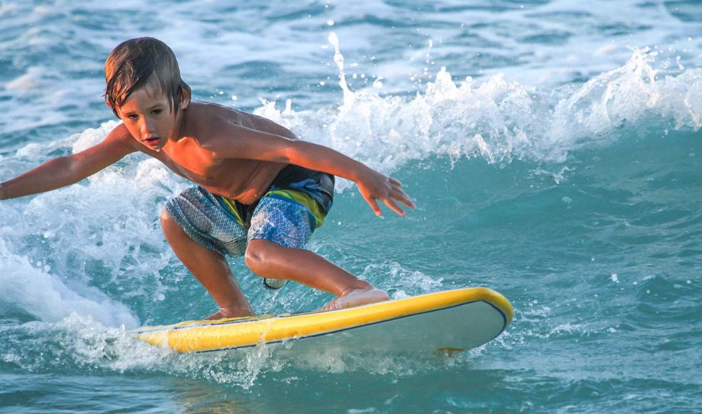 Melhor maneira de comemorar o Dia do Surfe é… surfando!