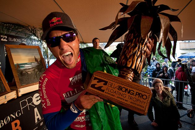 Adriano de Souza é o primeiro brasileiro a vencer uma etapa do Circuito Mundial da ASP nas tradicionais direitas de Jeffreys Bay. Foto: Divulgação APS.