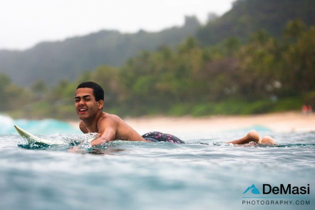 Documentário sobre a passagem do surfista cego Derek Rabelo pelo North Shore de Oahu, Hawaii, será lançado na próxima sexta-feira (9/5) no Rio de Janeiro (RJ). Foto: Marcelo Pizolotto.