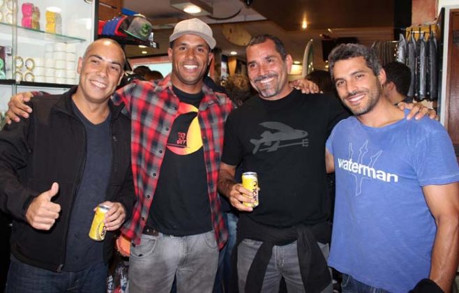 Flavio Boca, Pedro Oliveira, Claudio Chain e amigo, festa de premiação do Surf Trip SP Contest. Foto: Divulgação.