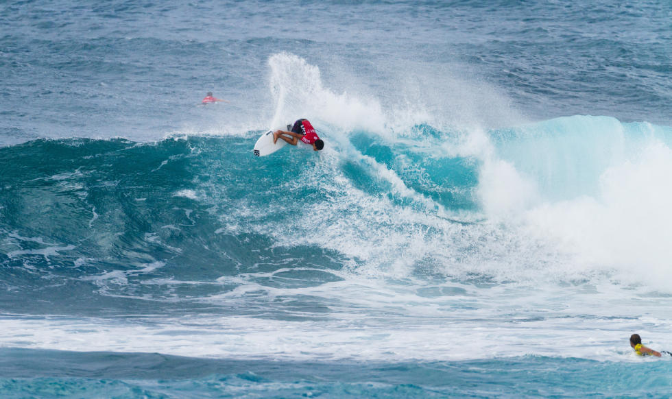 Italo Ferreira ataca o lip de Sunset durante a Vans World Cup of Surfing 2014.