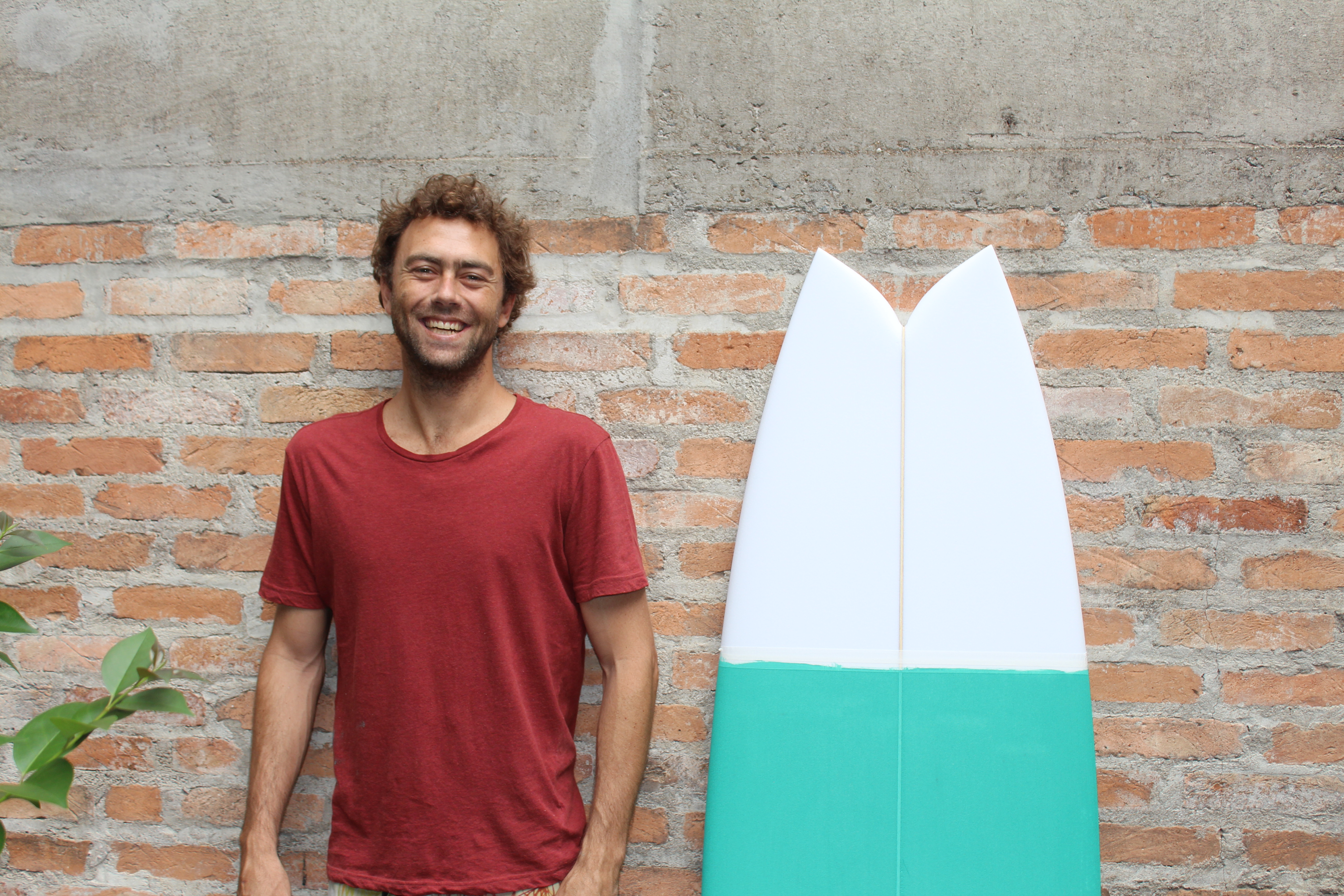 Shaper e surfista Gregório Motta, proprietário da marca Aerofish.