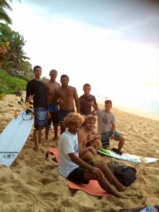 Lucas Silveira e amigos Hawaii. Foto: Divulgação.
