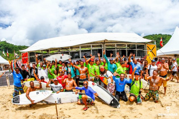 Atletas e equipe te?cnica Noronha Surf Festival 2015, Cacimba do Padre, Fernando de Noronha (PE). Foto: Claudio Damangar.