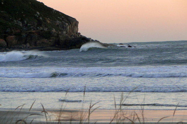 Praia do Porto recebe surfe treino neste feriado.