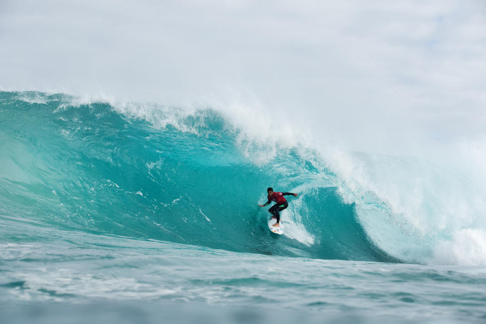 Mineiro domina todos os tipos de condições no decorrer do evento, para vencer o Drug Aware Pro 2015 em Margaret River. Nesta foto, nos desafiadores tubos de The Box.