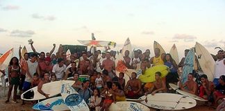 Surfistas homenageiam Tony Lira em Icaraí