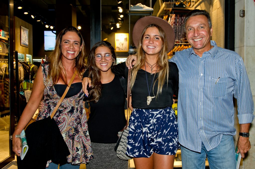 Ana, Maria Clara, Chloé e Miguel Calmon na festa de lançamento da loja da Quiksilver em Ipanema, Rio de Janeiro, em 2015.