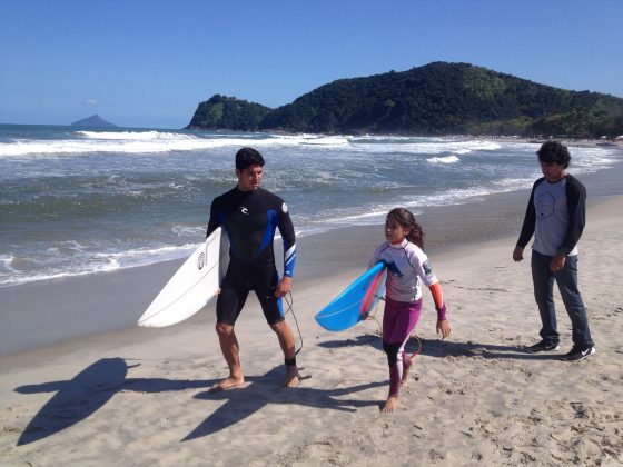 Gabriel Medina orientou sua irmã no mar Sebastianense de Surf 2015. Foto: Divulgação ASSS.