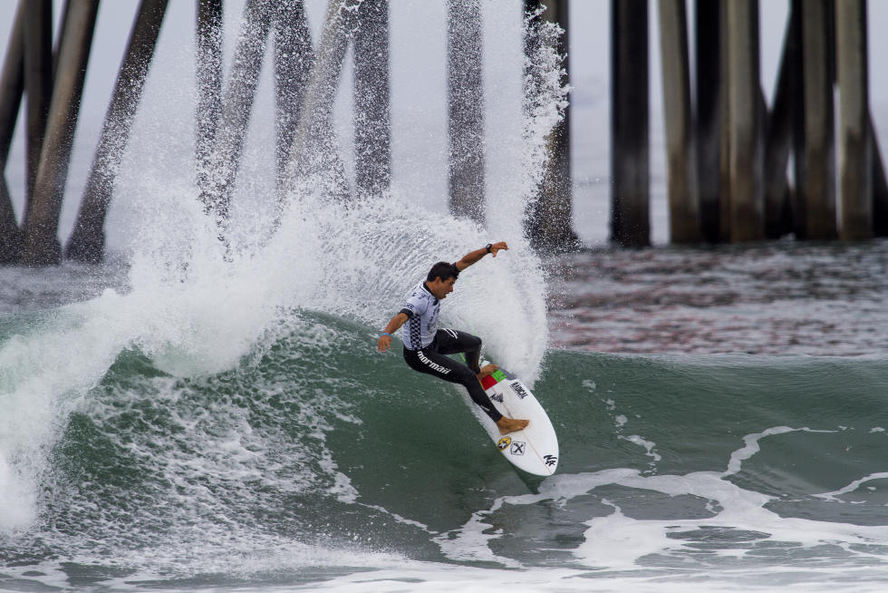 Alex Ribeiro coloca o Brasil no terceiro round do US Open of Surfing. Foto de arquivo.