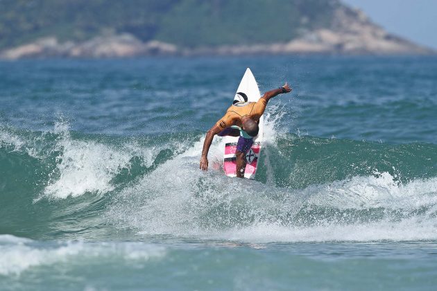Pedro Oliveira Surf Trip SP Contest Foto Munir El Hage Circuito Surf Trip SP Contest, segunda etapa, Pitangueiras, Guarujá. Foto: Thais Serra.
