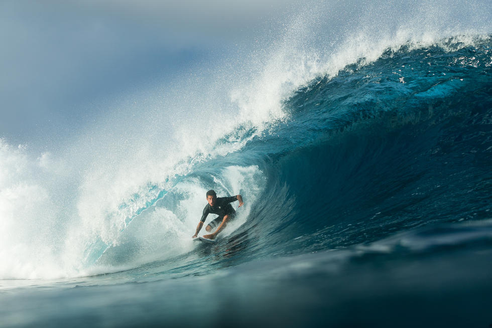 Filipe Toledo defende a liderança do ranking mundial em Teahupoo.