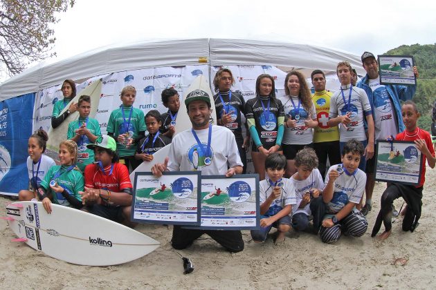 Times finalistas da segunda etapa Encontro Paulista entre Escolas de Surf. Foto: Thais Serra.