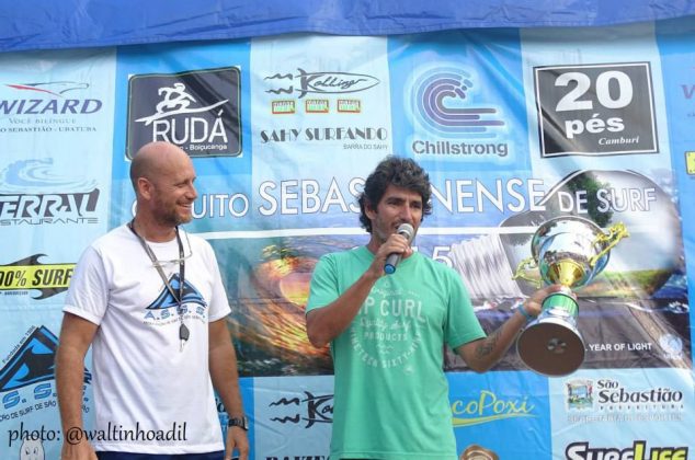 Charles Saldanha recebe homenagem para Gabriel Medina Sebastianense de Surf, etapa final, Maresias. Foto: Waltinho Adil.