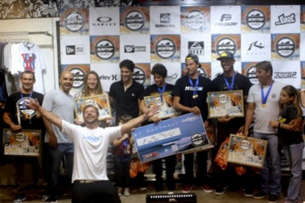 Campeões do Circuito Festa coroa campeões da temporada do Surf Trip SP Contest. . Foto: Divulgação.
