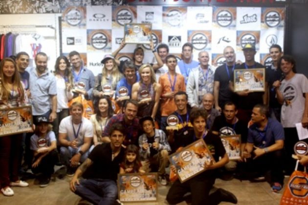 Homenageados Festa coroa campeões da temporada do Surf Trip SP Contest. . Foto: Divulgação.