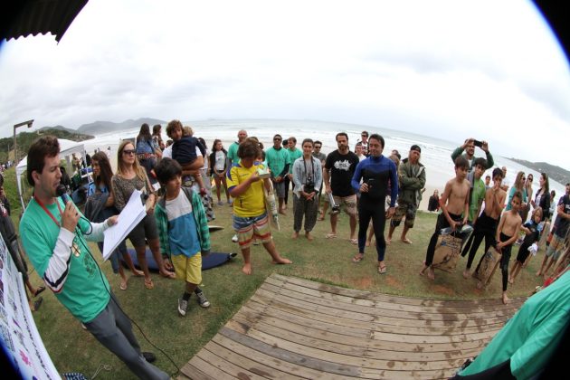 Quarta edição do Festival Surf em pranchas de garrafas pet, na praia Central de Garopaba. Foto: Likoska.