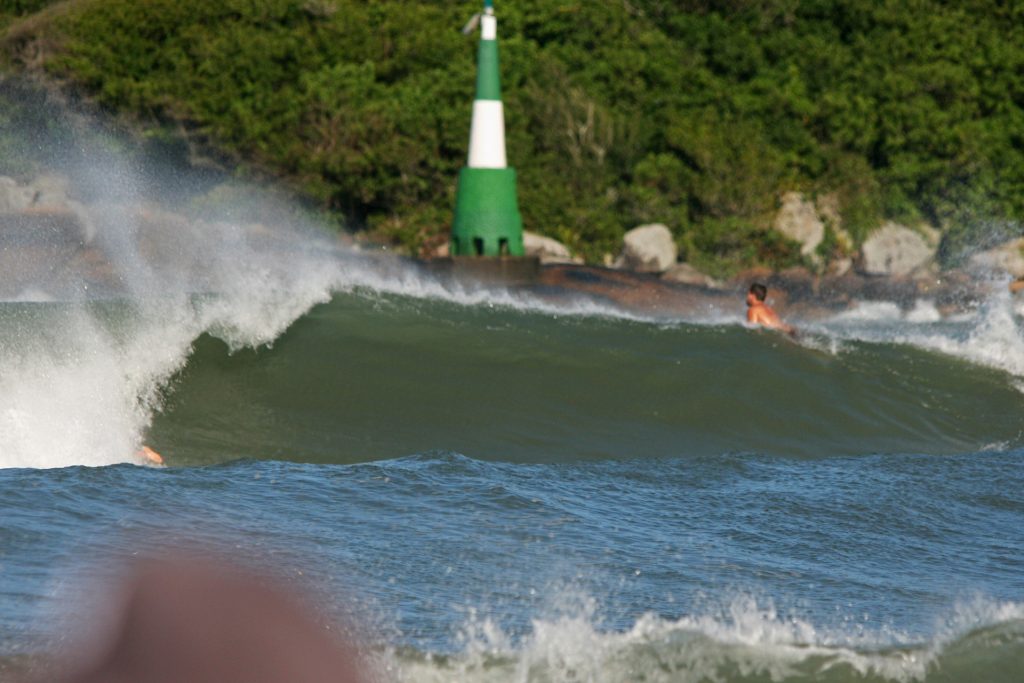 Barra da Lagoa recebe confraternização entre os amantes do longboard.