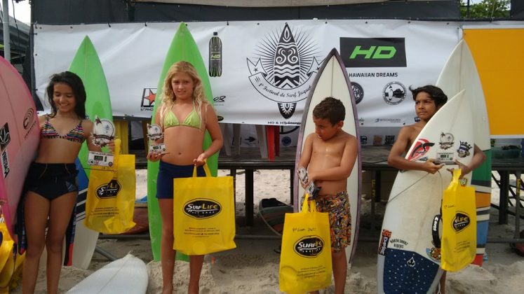 Categoria Petit: 1o Sophia Medina, 2o Pamella Mel, 4o Davi Vertulli e 3o Gabriel Slussarek. I Festival de Surf HD & HD Energy Drink, praia de Juquehy. Foto: Divulgação.
