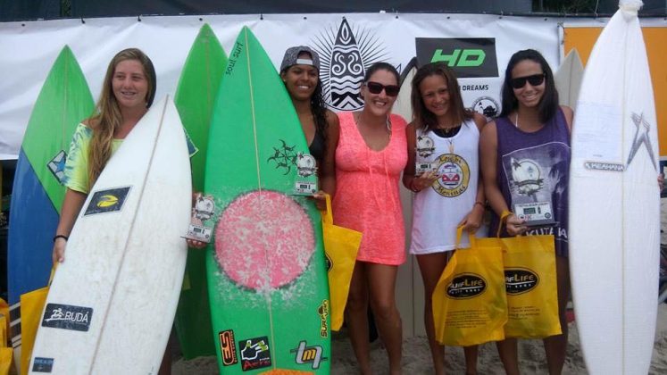 Categoria Feminina: 2o Yohana Sarandini, 4o Rafaela Teixeira, 3o Lorrana Lima e 1o Luna Rebello.  I Festival de Surf HD & HD Energy Drink, praia de Juquehy. Foto: Divulgação.