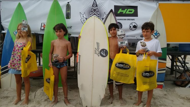 Categoria Espuminha: 3o Mayara Zampieri , 4o Martin 1o Wesley Hideki e 2o Yan Camargo I Festival de Surf HD & HD Energy Drink, praia de Juquehy. Foto: Divulgação.