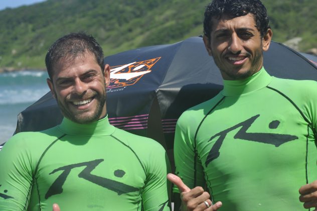  Dupla vencedora do confronto final Guto Rocha e Robson Pinheiro Test Ride Rusty Surfboards, praia do Rosa, Santa Catarina. Foto: Caio Guedes.