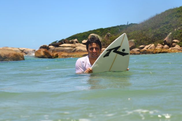 Igor Gouveia Test Ride Rusty Surfboards, praia do Rosa, Santa Catarina. Foto: Cristiano Rigo Dalcin.