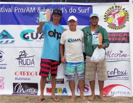 Diretor da Guasc entrega prêmios aos Kahunas Festival Pro/Am & Legend’s do Surf. Foto: Miguel Soares.