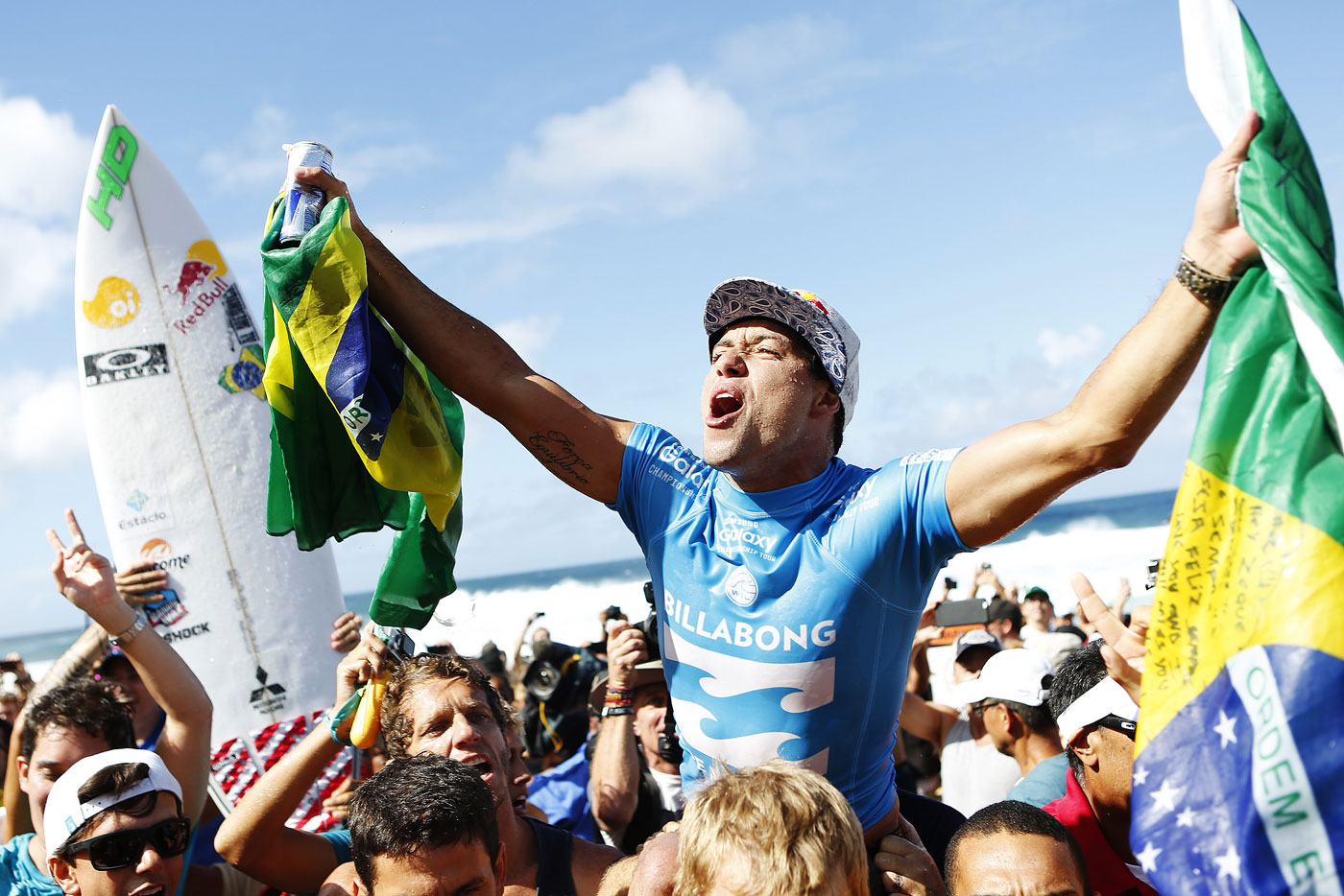 Adriano de Souza faz história em 2015. Leva o título mundial e, de quebra, é o primeiro brasileiro a vencer o Pipeline Masters. Além disso, consolida o movimento Brazilian Storm, ao vencer logo depois do primeiro título de Gabriel Medina.