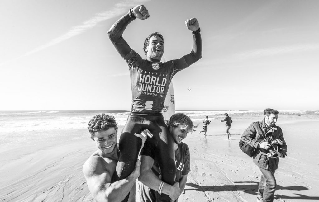 Lucas Silveira comemora o título Mundial Pro Junior em 2016 na Ericeira, em Portugal.