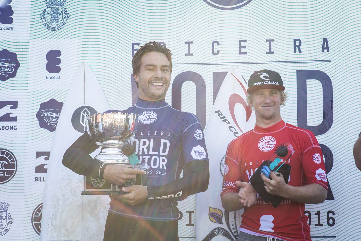 Lucas Silveira (à esquerda) com o troféu de campeão Mundial Pro Junior em 2016.