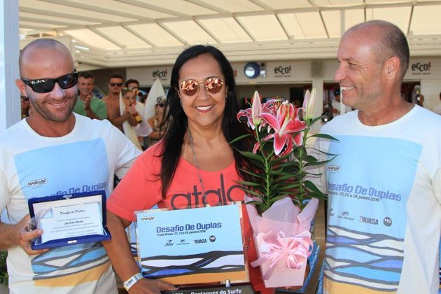 Jackie Rosa foi uma das homenageadas. Na foto, ao lado de Bira Schauffert e Máurio Borges. Desafio de Duplas 2016, Praia Brava, Florianópolis (SC). Foto: Cadu Fagundes.