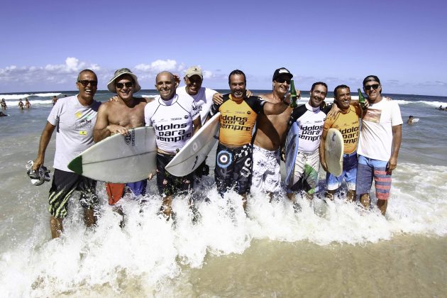Ídolos e lendas do surfe catarinense após a bateria Idolos para sempre.  Desafio de Duplas 2016, Praia Brava, Florianópolis (SC). Foto: Cadu Fagundes.