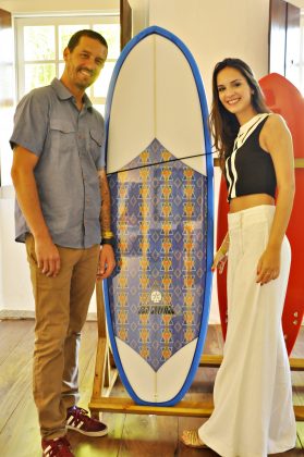 Fabri?cio Flores, shaper da Sea Cookies Handshapes, e Gabriela Nunes, designer de moda. Lagoa Surfe Arte, Florianópolis. Foto: Kako Waldrich.