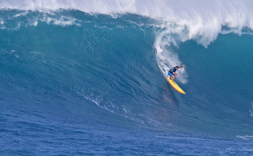 Danilo Couto bota pra baixo durante o Eddie Aikau de 2016.