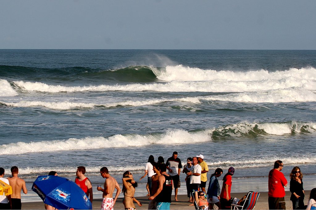 Circuito Surf Talentos reúne a nova geração na Prainha de São Francisco do Sul (SC).