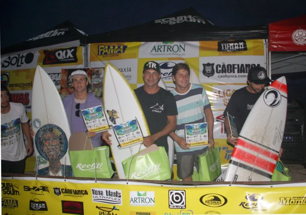 Finalistas da Local, Circuito Moçambique Surf 2016, Florianópolis (SC). Foto: Basilio Ruy.
