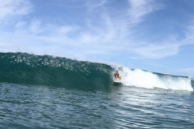 Bruna Queiroz, surf em Avellañas.  Trip Only Girls para a Costa Rica. Foto: Thiago Barros.