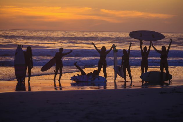 Time reunido, pôr do sol em Avellañas Trip Only Girls para a Costa Rica. Foto: Phil Rajzman.