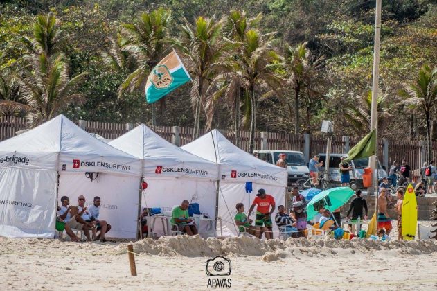 Tendas da comissão técnica OsklenSurfing Arpoador Clássico 16, Praia do Arpoador (RJ). Foto: Ana Paula Vasconcelos.