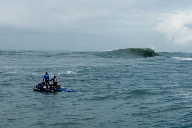 E depois de vinte minutos navegando, surge a onda. Thiago Jacaré e Lucas Barnis contemplam a energia do oceano se projetando em alto mar. Laje da Jagua, Jaguaruna (SC). Foto: Guilherme Reynaldo.