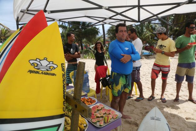 Projeto Escola Real Magia de Surfe dá a oportunidade de conhecer as pranchas feita por Cláudio Marroquim. Foto: Alexandre Godim.